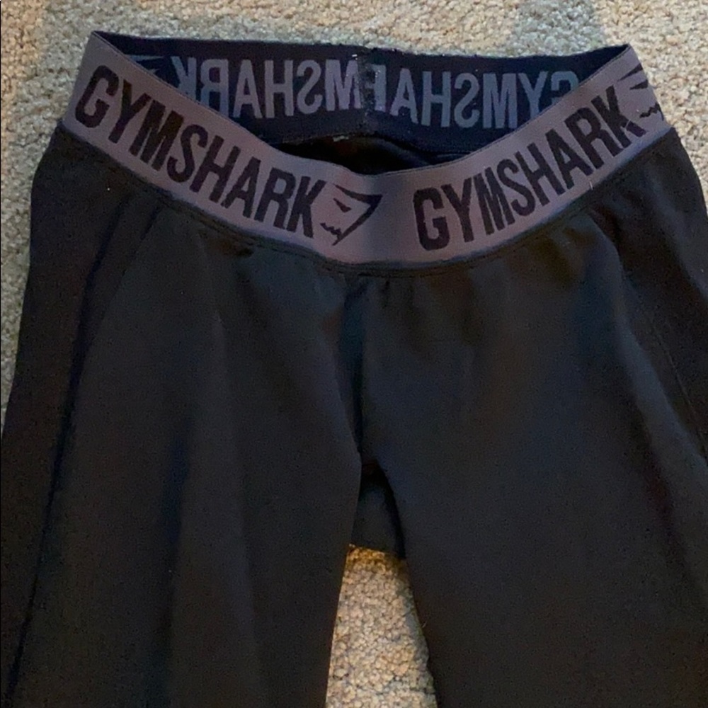 black cropped gym shark leggings